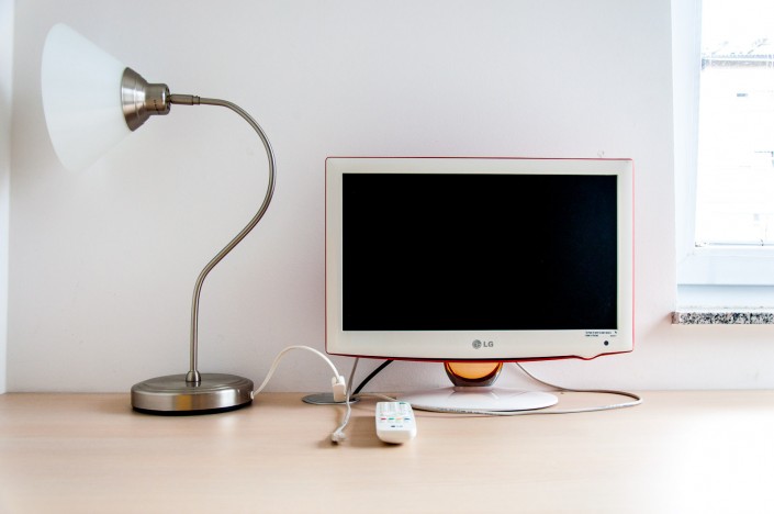 Miza s TV sprejemnikom in namizno lučjo